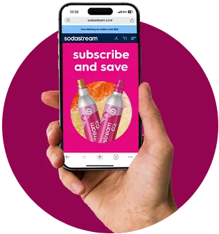 Dłoń z telefonem, na którego ekranie widać cylindry Sodastream