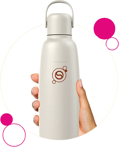 Dłoń trzymająca butelkę Sodastream fizz&go