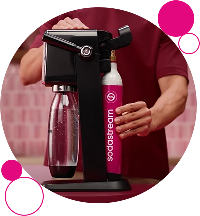 Meżczyzna podłącza nabój Sodastream do saturatora Art